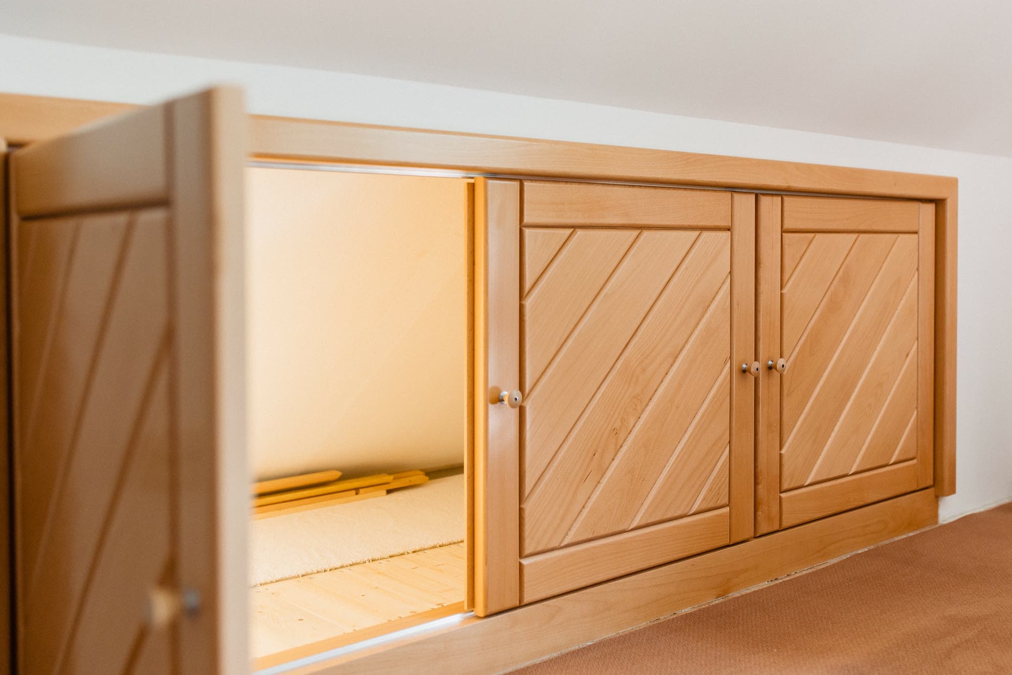 Drempelschrank aus Buche: Stauraum unter der Dachschräge